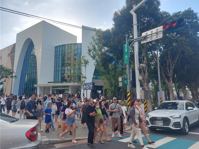 三井Outlet二馆试营运首个周末引来大量人潮。（张铠乙摄）
