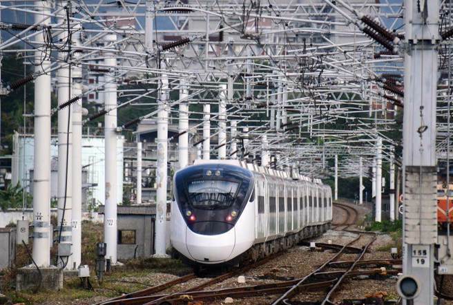 台铁台南车站却因火车限速行驶，下午3时起至少有10班次南下对号列车延迟40至50分钟，受影响旅客上千人，预计晚间逐渐恢復正常发车。（示意图／报系资料照）