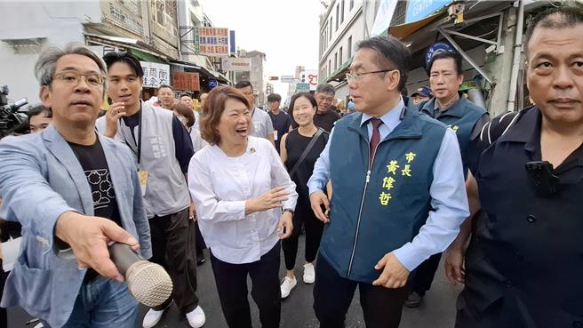 嘉义市长黄敏惠 （中左）27日带着价意市政府官员到台南市国华街，与台南市长黄伟哲（中右）参观西市场内的台湾设计展，两人在街头相见欢。（程炳璋摄）