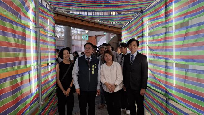 台南市长黄伟哲（左二）与嘉义市长黄敏惠（右二）进入西市场参观台湾设计展。（程炳璋摄）