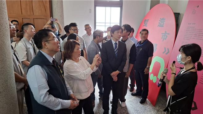 嘉义市长黄敏惠（左二）拿起手机认真纪录台湾设计展的作品。（程炳璋摄）