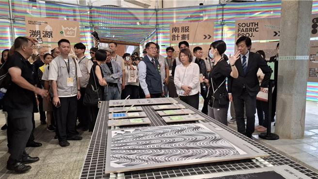 嘉义市长黄敏惠（右三）在台南市长黄伟哲（右四）陪同下参观西市场内的台湾设计展。（程炳璋摄）