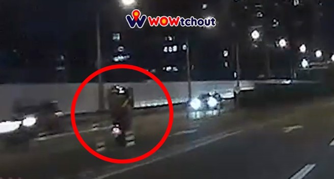 有轎車駕駛在21日的一大早，錄下大型重機騎士在市民大道「翹孤輪」。（翻攝WoWtchout - 地圖型行車影像分享平台）