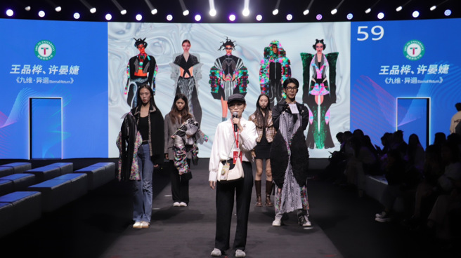 金裳獎選手前往會場，為總決賽進行彩排，只為在最後關鍵時刻，展示作品的最佳效果。（攝/劉安婕）