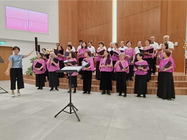 黃瑛瑛指揮嘉義市文化合唱團舉行「終曲」音樂會。（廖素慧攝）