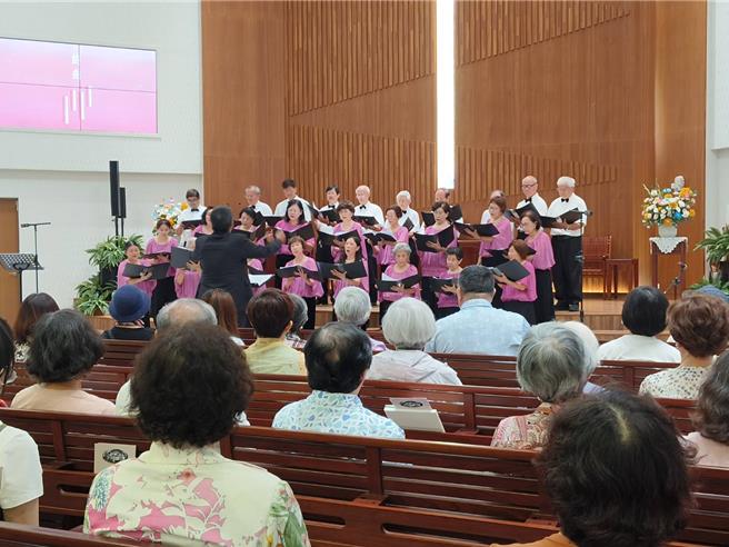 嘉義市文化合唱團26日在南門教會舉行「終曲」音樂會，觀眾聆賞美麗身影及歌聲。（廖素慧攝）