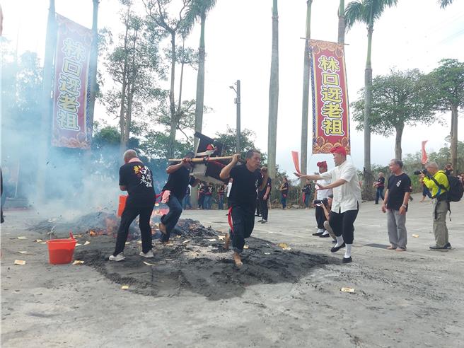 过火清净仪式。（张铠乙摄）