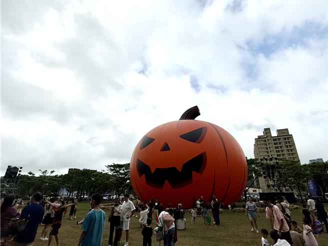 高雄萬聖節派對，首日登場吸引8萬人前往朝聖，第2天人潮趨緩，但仍有不少交通亂象。（紀爰攝）