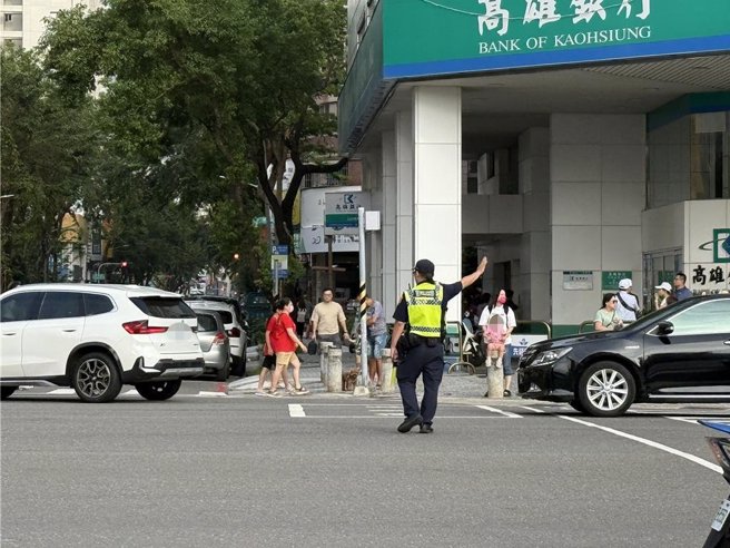 萬聖派對活動周邊車流量高，員警積極疏導交通。（紀爰攝）