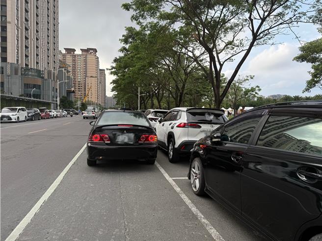 神農路上出現車輛併排違停狀況。（紀爰攝）