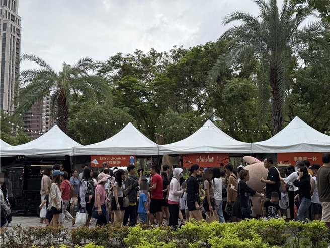 高雄萬聖節派對活動進入第2天，不少人穿著搞怪親子裝，或是帶毛小孩來遛達。（紀爰攝）