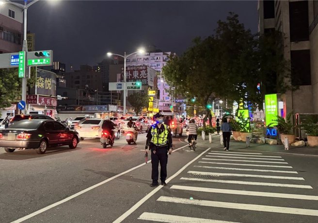 26日晚間，高雄萬聖派對首日登場，警方也在周邊加強疏導交通維護安全。（林瑞益攝）