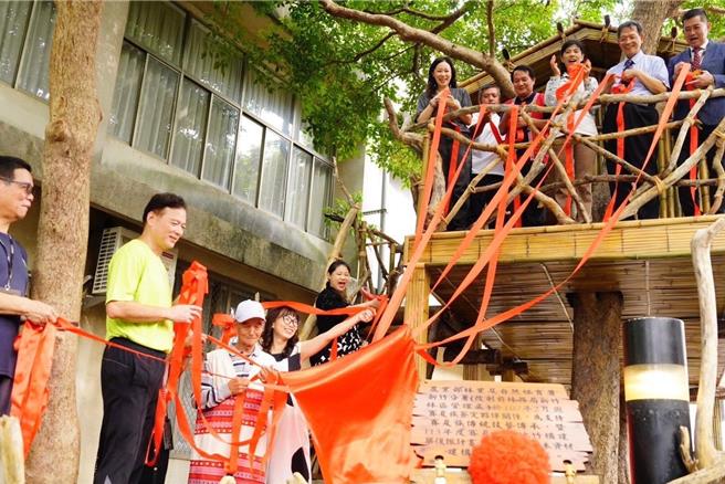 明新科大原住民族教育發展處在校慶周舉辦「芯建築—賽夏族在地竹構建築復振揭牌儀式」。（明新科大提供／邱立雅竹縣傳真）