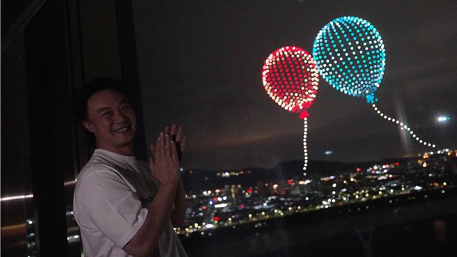 陳奕迅看到粉絲送上的應援，相當驚喜。（環球音樂提供）