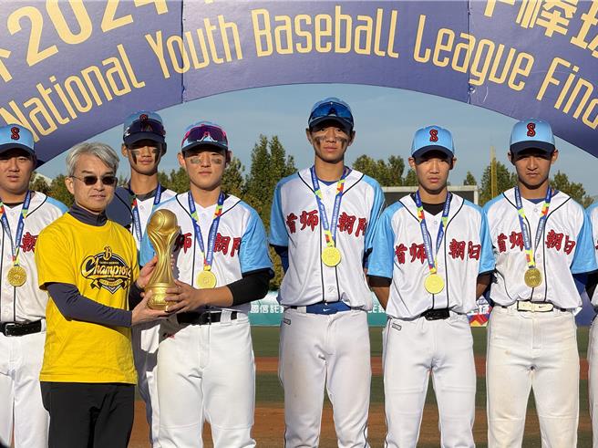 中国信托金控董事会副秘书长林永胜于第一届「中国信托杯2024年青少年棒球联赛」总决赛颁发奖杯予U15冠军队首都师大附中朝阳学校棒球队，适逢中信兄弟前晚封王，特别身着中信兄弟冠军纪念T恤，勉励球员更上一层楼。（中国信托银行提供）