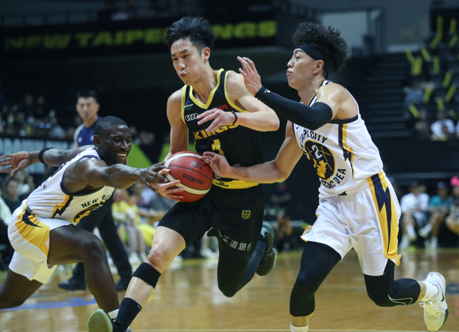新北国王林书纬（中）19分、9篮板、8助攻准大三元数据，可惜未能帮助国王留住胜利。（陈君玮摄）