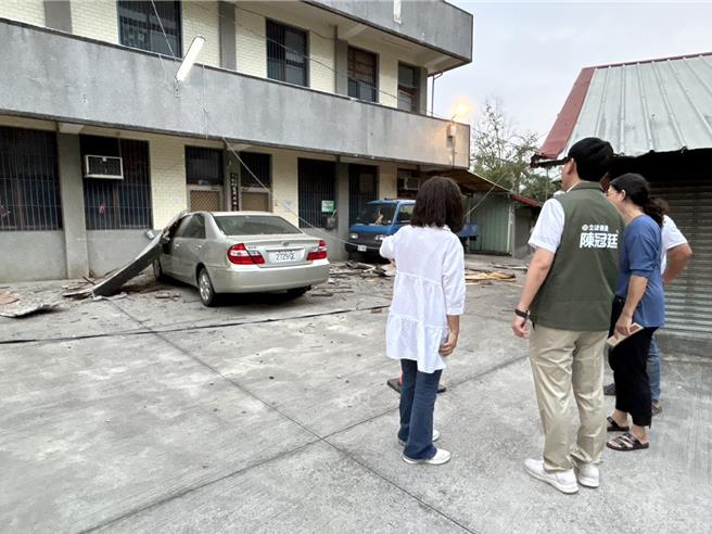 中埔鄉龍門社區活動中心4樓女兒牆崩落，砸毀轎車。（民眾提供／廖素慧嘉縣傳真）