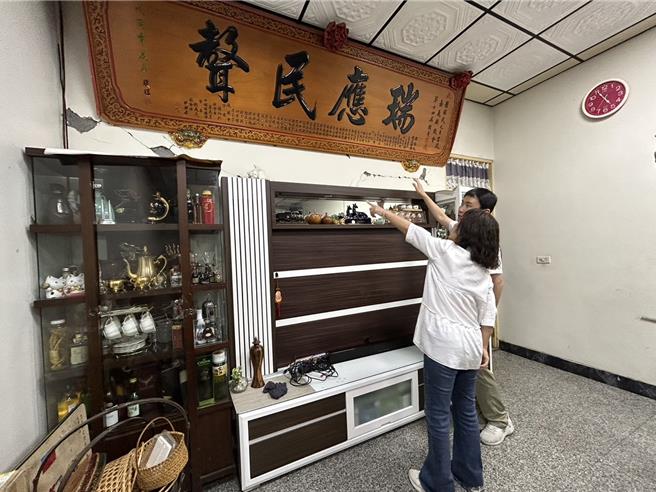 中埔鄉一處民宅有裂痕，鄉長李碧雲勘查災況。（民眾提供／廖素慧嘉縣傳真）