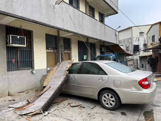 女兒牆砸毀轎車。（中天新聞）