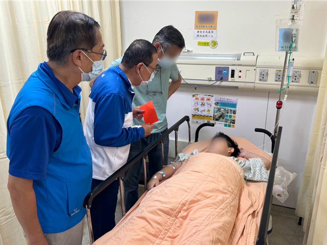 新北市长侯友宜前往医院探视伤者，指示板桥区公所全额负担医疗费用。他也同步下令，新北市在2个月内完成所有公有场域电梯安全检查复查。（新北市新闻局提供）