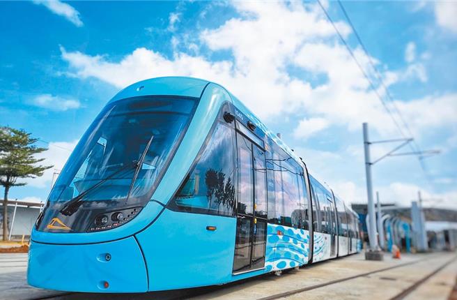 今下午地震发生时，淡海轻轨列车短暂停驶，地震后立即恢復行驶，还好未影响到乘客。（本报资料照片）