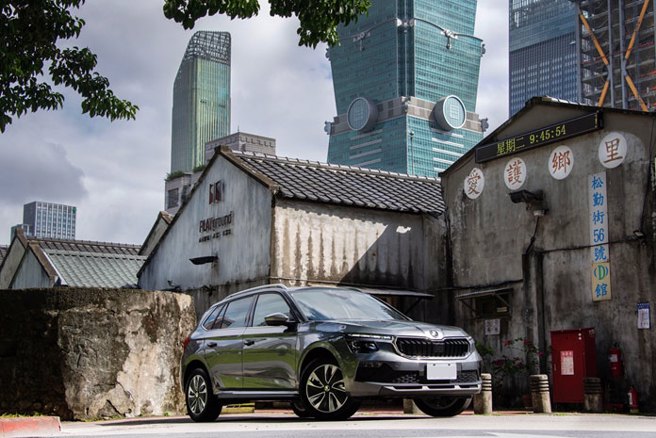 Škoda Kamiq於四四南村，為台北市第一個眷村，因為位於四四兵工廠南方，因此被稱為「四四南村」，車尾後方是市府特意保留的一座小型碉堡，可說是戰爭氛圍下的歷史痕跡。（陳大任攝）