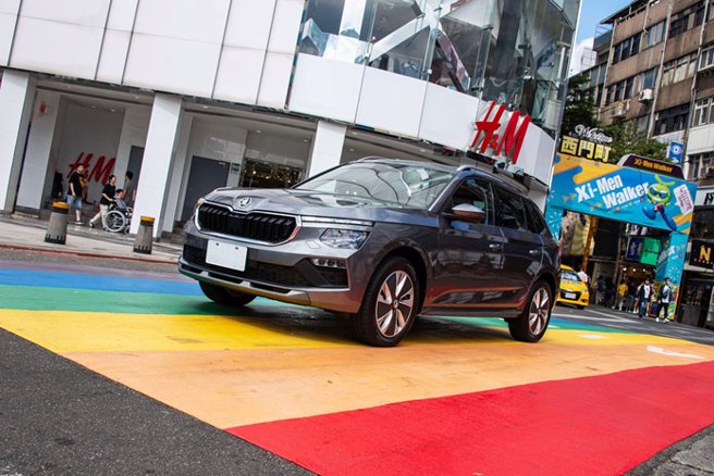 Škoda Kamiq於彩虹人行道，我國於108年5月17日成為亞洲第一個同志可合法結婚的國家，同年9月25日於西門町捷運站6號出口處劃設「6號彩虹 / Rainbow Six」彩虹地景，象徵台北市在尊重人權、提倡性平及性別友善的積極與努力，成為國內外旅客來台北旅遊的熱門打卡景點。（陳大任攝）
