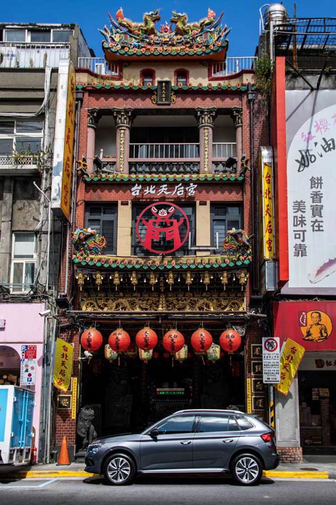 Škoda Kamiq於台北天后宮，台北天后宮又稱「西門町媽祖廟」，主祀天上聖母媽祖，位於萬華區成都路上，於1746年時由郊商捐建（當時名為新興宮），時與艋舺龍山寺和艋舺祖師廟並稱台灣清領時期艋舺3大寺廟。（陳大任攝）

