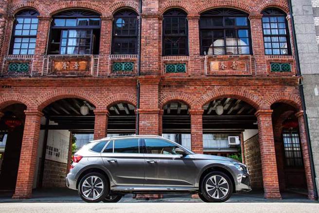 Škoda Kamiq於迪化街，迪化街最早在西元1851年由泉州同安人在此處建起商店形成「中街」，日治時期則以南北雜貨、茶行為主，隨著時代演進，街景、房屋外觀從樸實的閩南式店舖轉變為繁複華美的巴洛克式。（陳大任攝）

