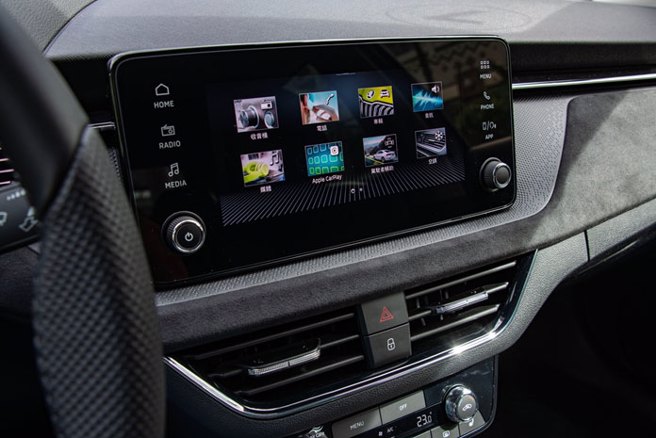 8.25吋懸浮式彩色觸控螢幕。（陳大任攝）