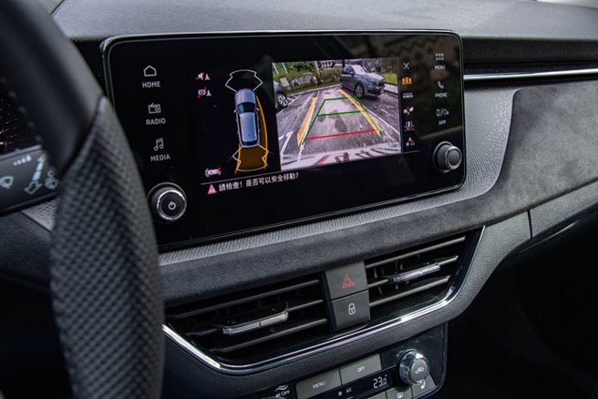 倒車顯影，掌握周遭路況。（陳大任攝）