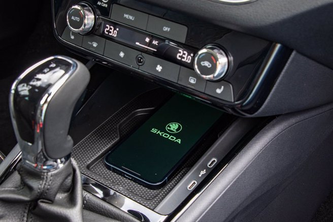 45W充電板，充電3倍速。（陳大任攝）