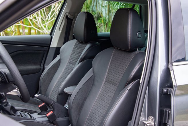 黑色Suedia/真皮混搭座椅。（陳大任攝）