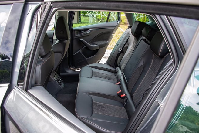 後座空間設計提供舒適的坐姿，長途旅行也不累。（陳大任攝）