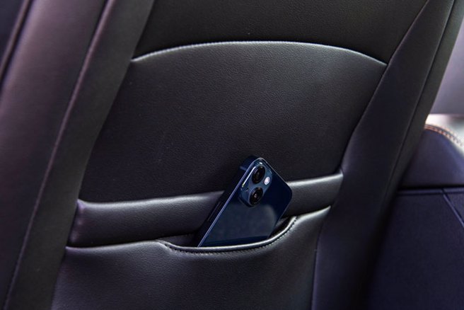 前座椅背特別設計留有置袋，可收納手機。（陳大任攝）