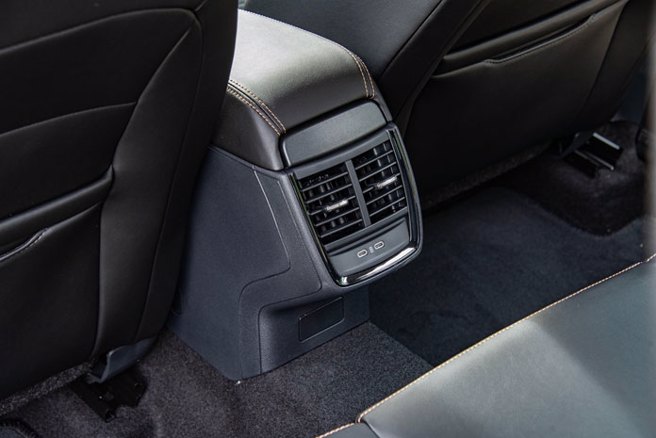 後座空調出風口，下方有兩個USB充電插孔。（陳大任攝）