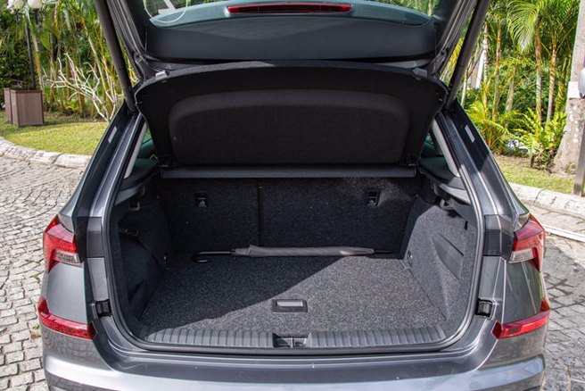 若將後座椅背打平即可從行李廂原有400L容積（見圖）擴增至1395L，且行李廂內設有左右掛勾、照明裝置及雙層行李廂底板，大幅提升使用機能。（陳大任攝）
