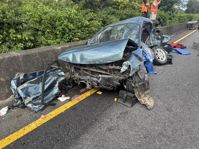 車禍發生當時，陳男車輛突然往外側偏移，撞擊護欄後直衝內側車道，慘遭後方追撞，釀1死5傷的嚴重事故。（翻攝畫面）