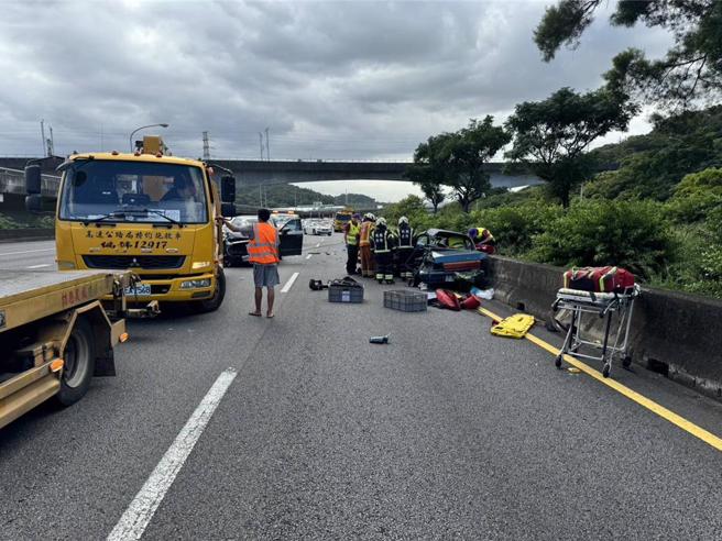 車禍發生當時，陳男車輛突然往外側偏移，撞擊護欄後直衝內側車道，慘遭後方追撞，釀1死5傷的嚴重事故。（翻攝畫面）