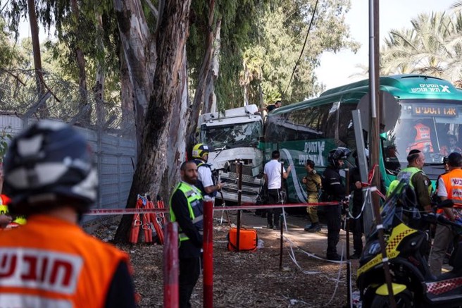 以色列車公車站發生恐怖攻擊，後方的卡車刻意衝撞前方綠色公車的下車乘客。(圖/路透社)