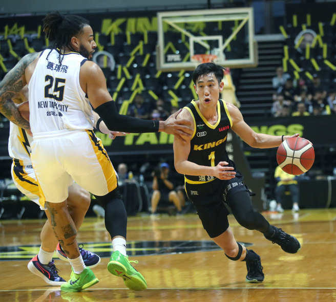 新北国王后卫林书纬（右）27日在与新北中信特攻一役贡献19分、9篮板、8助攻。（陈君玮摄）