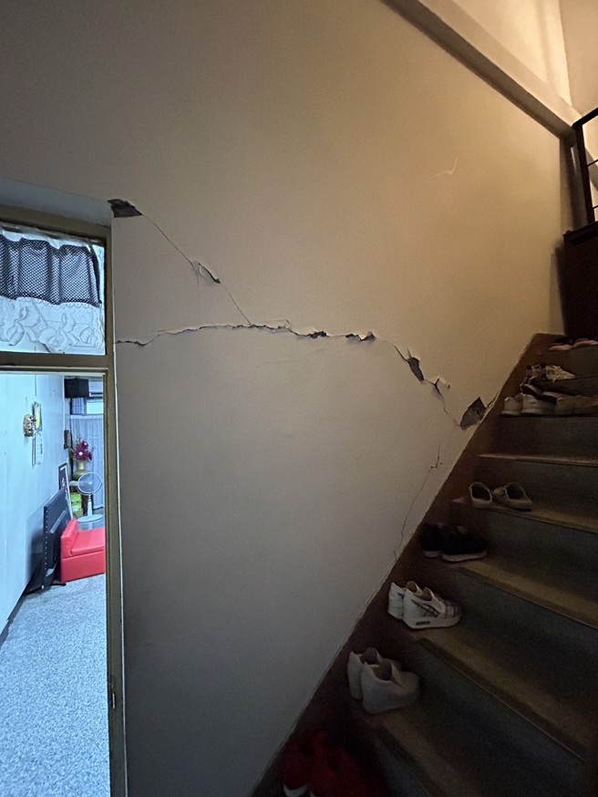 嘉義民眾住家出現明顯裂痕。（圖／民眾提供）