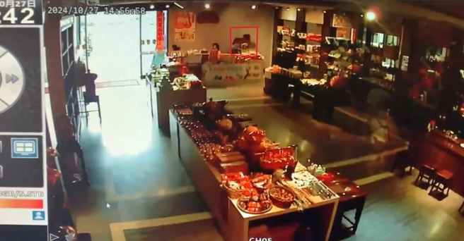 嘉義中埔茶葉賣場，糕餅禮盒受地震影響直接砸落。（圖／ 中天新聞）