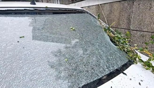 中埔某社區內圍牆因地震倒塌，砸毀路邊停放車輛。（圖／中天新聞）