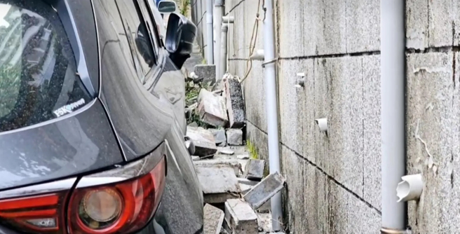 中埔某社區內圍牆因地震倒塌，砸毀路邊停放車輛。（圖／中天新聞）