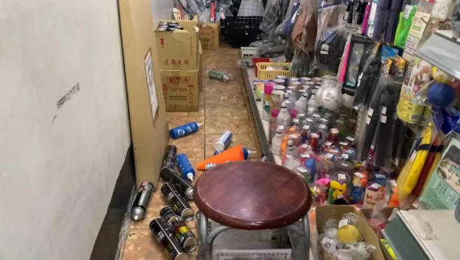 中埔宏益生活館商品也摔落一地。（圖／ 中天新聞）