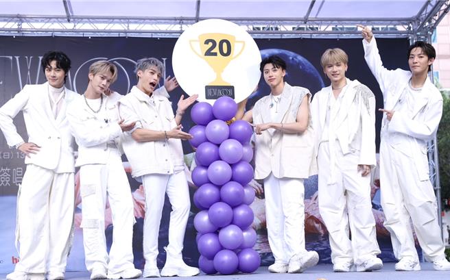 佳辰（左起）、子翔、哲言、文廷、祖安、焕钧27日一同出席台北签唱会。（陈俊吉摄）