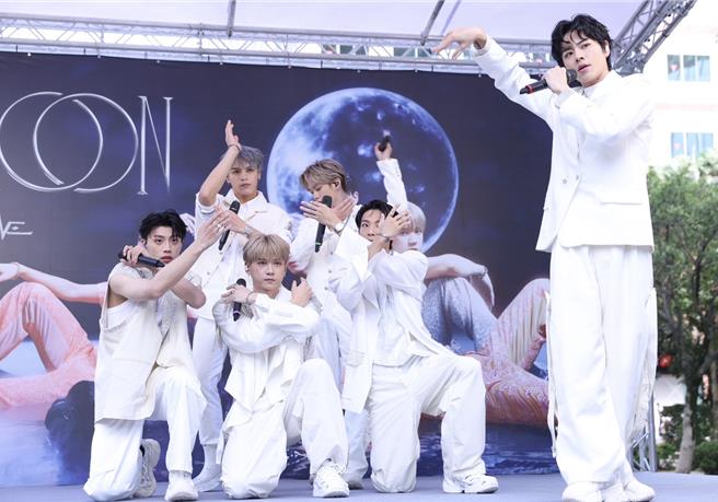 Ozone以一身白色造型帅气现身，宛若6个白马王子。（陈俊吉摄）