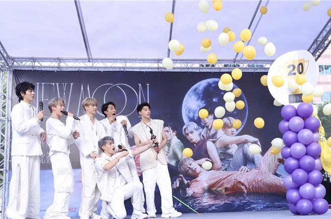 哲言（前排蹲下者）展现射箭技术。（陈俊吉摄）