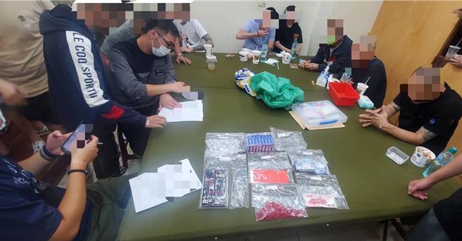 高雄苓雅區傳出不法聚賭，警方獲報後成立專案小組偵辦，昨日凌晨3時許，在建國一路查緝搜索，當場查獲43人。（翻攝畫面／紀爰高雄傳真）